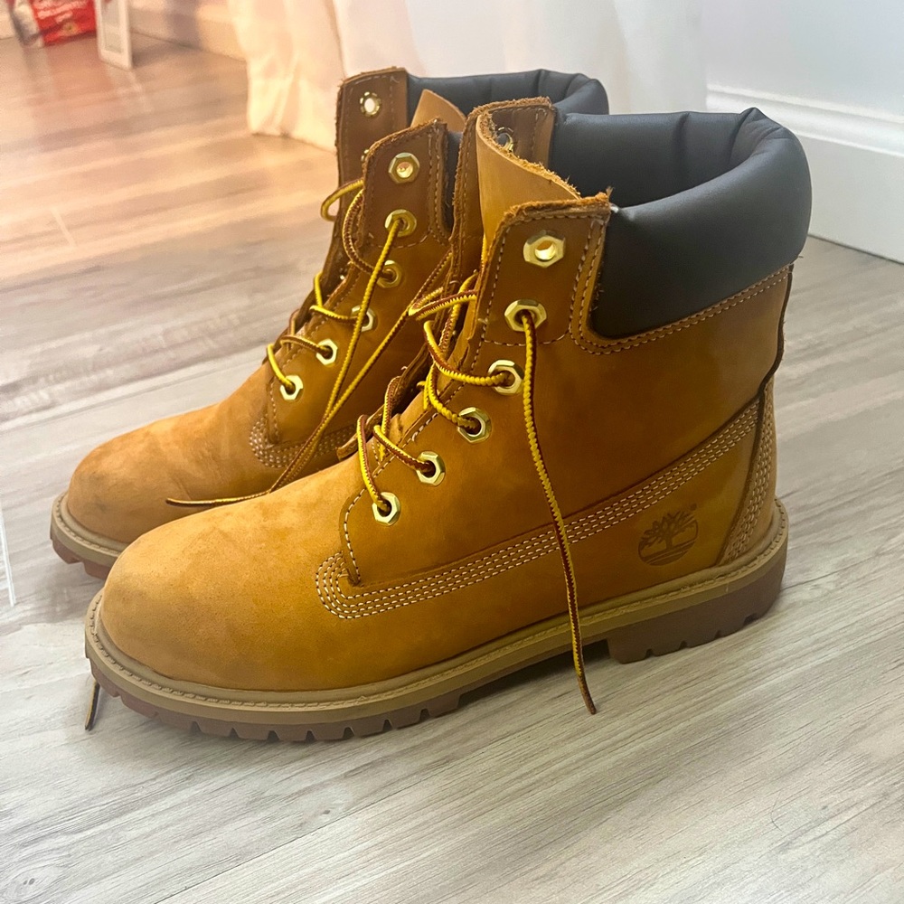 Timberland classic 6 inch boot size 6 men’s size 7.5 women’s